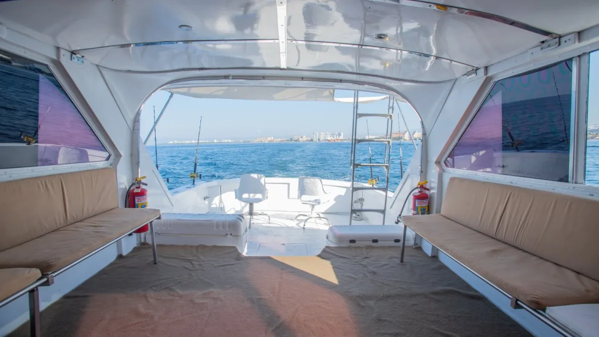Cabina techada con bancas acolchonadas a bordo de la Bertram 38 Nicolle, opción económica para renta por hora en Puerto Vallarta