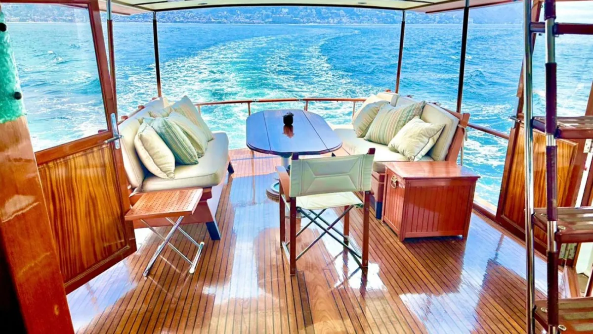 La mesa de la cubierta de popa del Chris-Craft 65 vintage con base en Marina La Cruz