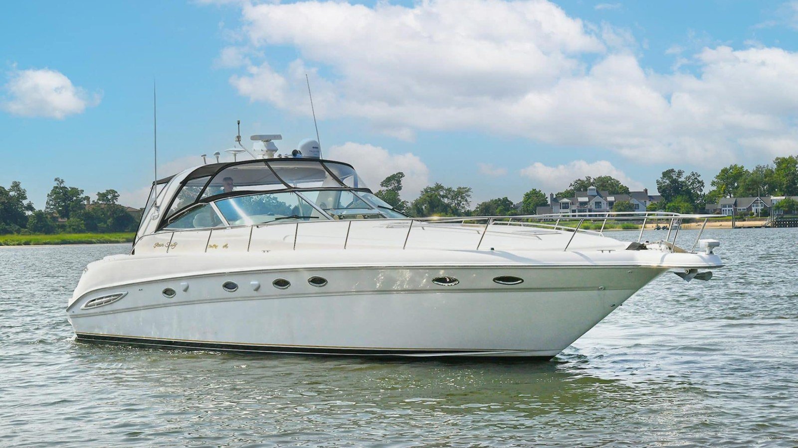 La proa de un yate Sea Ray 46 en Marina Vallarta, el tipo de barco que un local renta para un día en la bahía