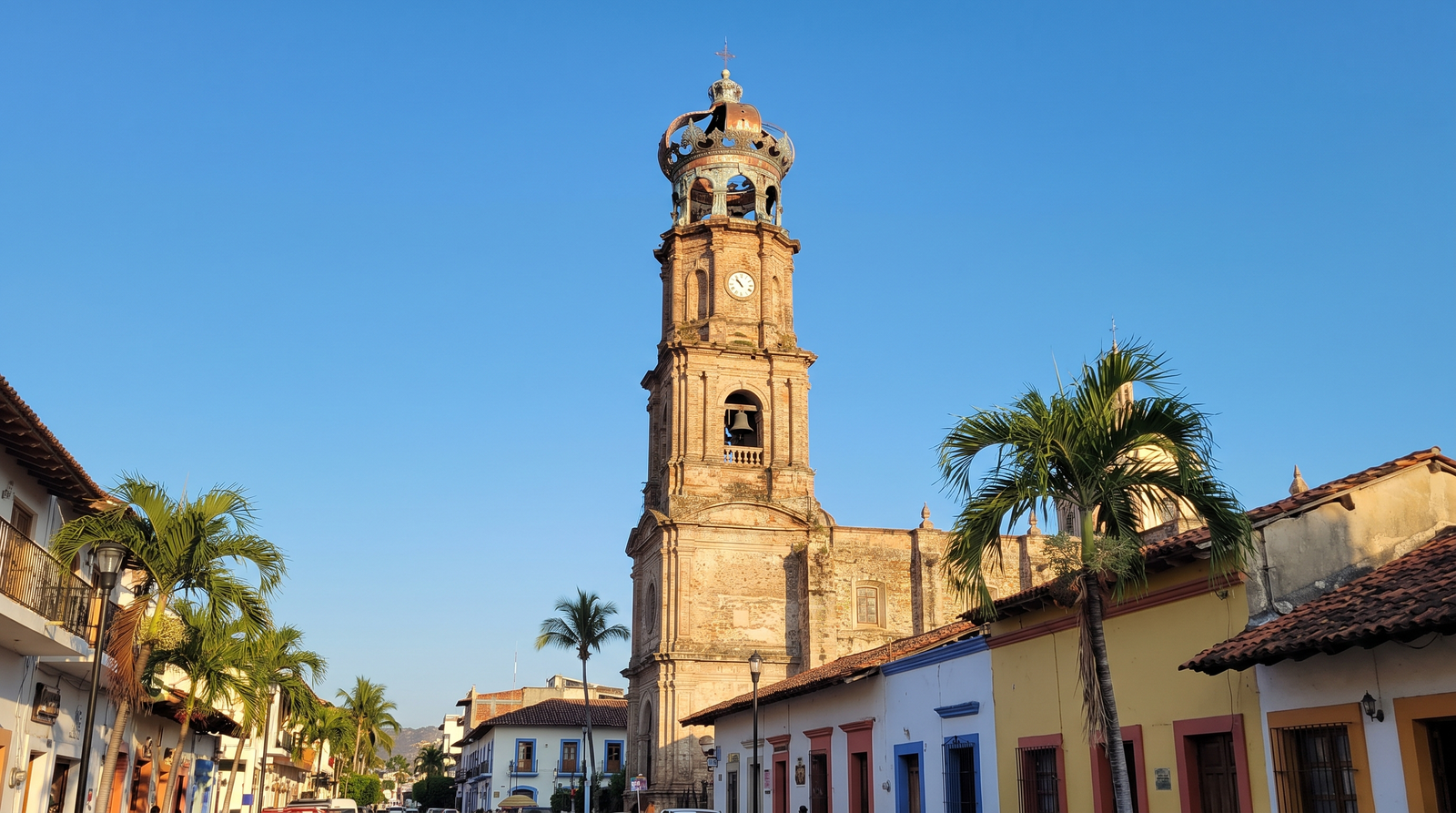 Vista del centro historico de Puerto Vallarta desde una calle empedrada