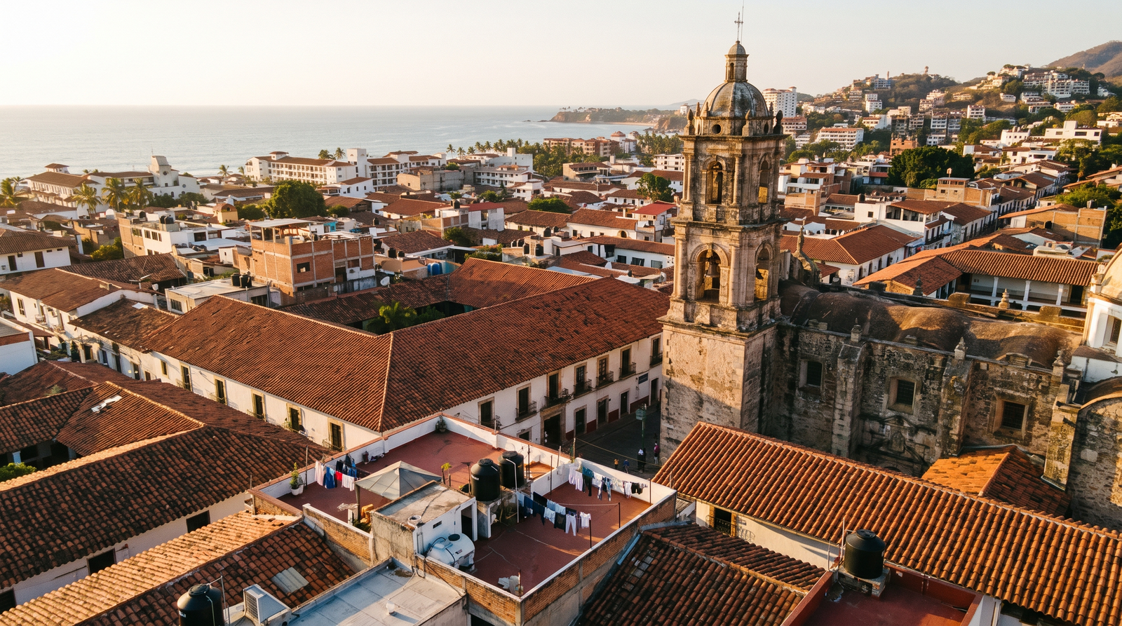 Negocios locales en una calle del centro de Puerto Vallarta