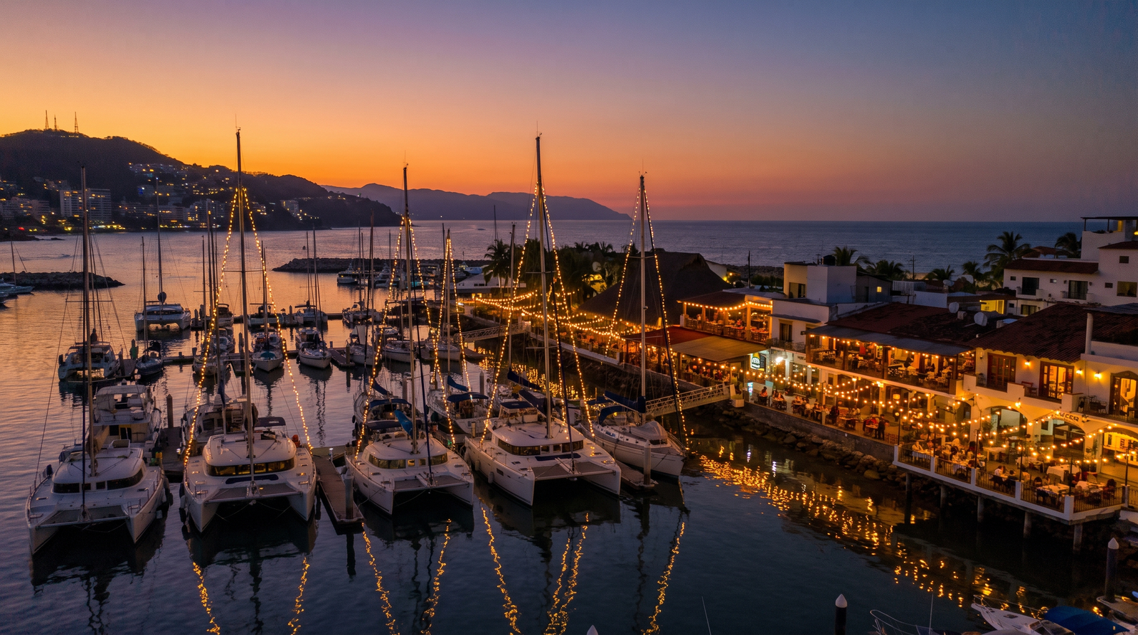 Oficinas y condominios frente a la marina en Marina Vallarta, zona con fuerte presencia de negocios inmobiliarios