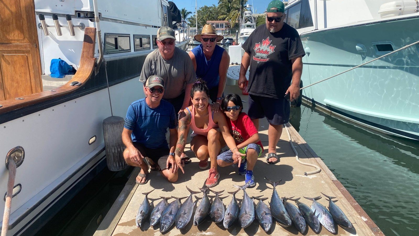 Un grupo completo con su captura de bonito y atún de regreso en el muelle de Marina Nuevo Vallarta