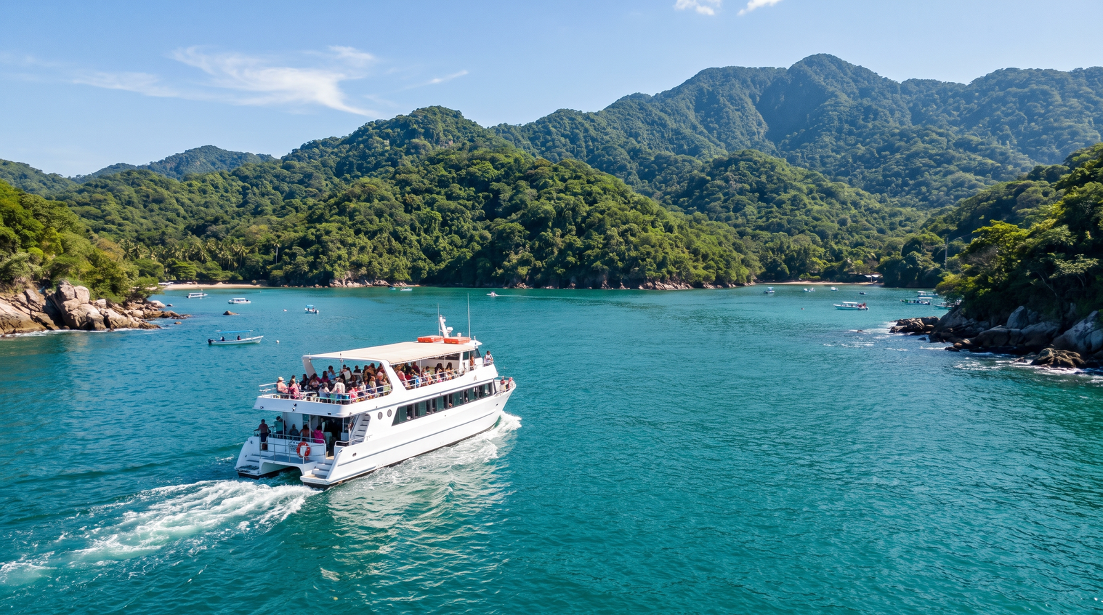 Lancha de buceo saliendo hacia la Bahía de Banderas desde Puerto Vallarta
